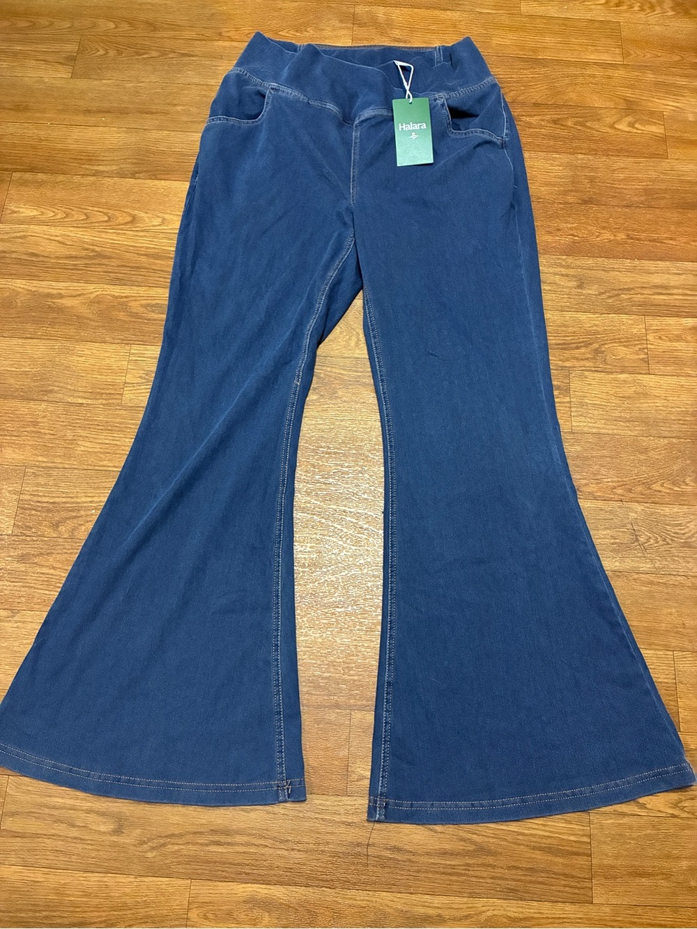 HALARA Women’s Navy Flare Pull-On Jeans Size Large Petite NWT
